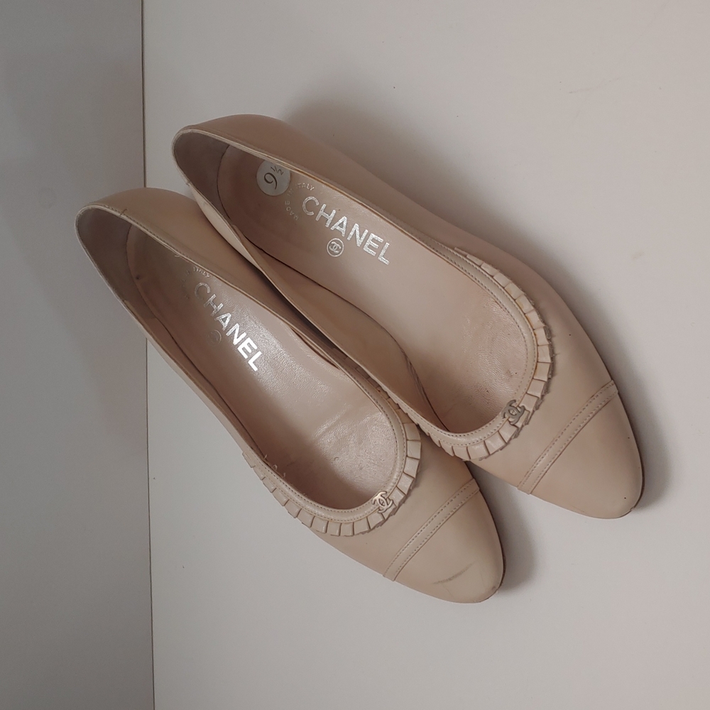 Authentic Chanel Nude low heel Pumps shoes silvertone CC 9 womens 39.5 beige